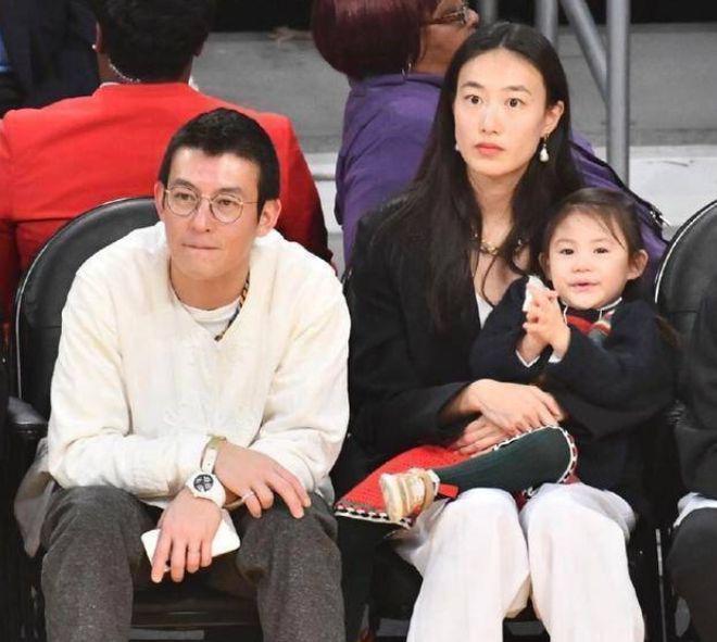 陈冠希带女儿逛街被偶遇：6岁Alaia大长腿好抢眼
