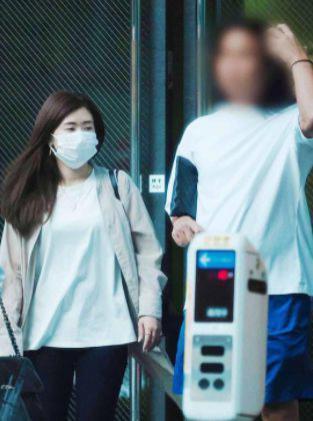 法院强制执行后，福原爱表情憔悴现身鞠躬致歉，祈求一切平安