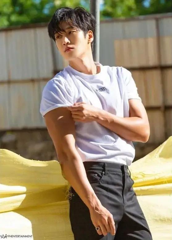 顶流女星官宣恋情却被嘲“倒贴”？大家为啥都爱姐姐独美