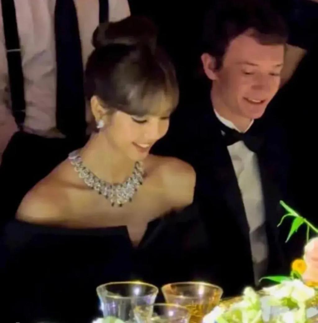 顶流女星官宣恋情却被嘲“倒贴”？大家为啥都爱姐姐独美