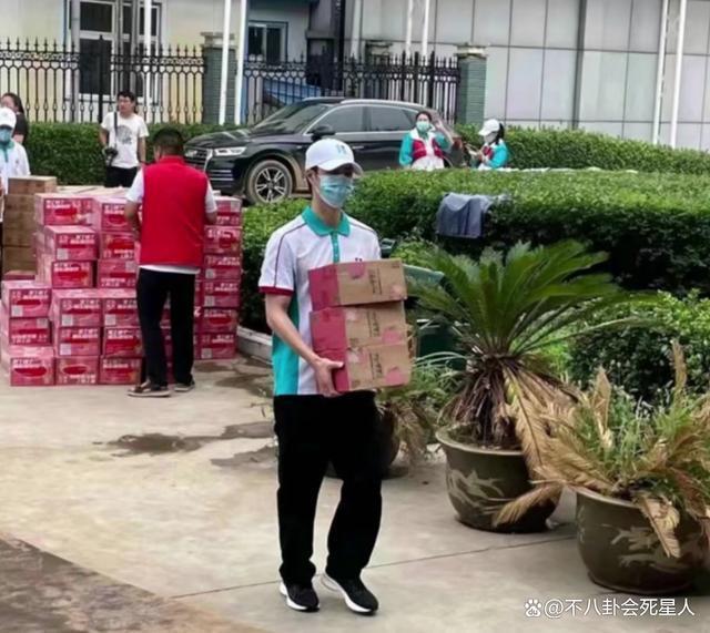 同样是办慈善基金会：黄晓明号召明星捐款，韩红亲力亲为