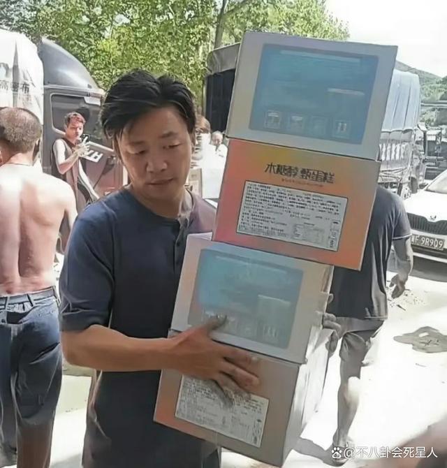 同样是办慈善基金会：黄晓明号召明星捐款，韩红亲力亲为