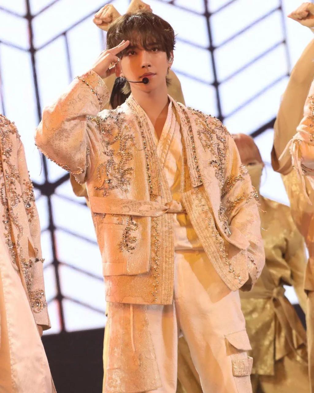 人气男团成员恋情曝光？竟然无时无刻不在与女友秀恩爱…