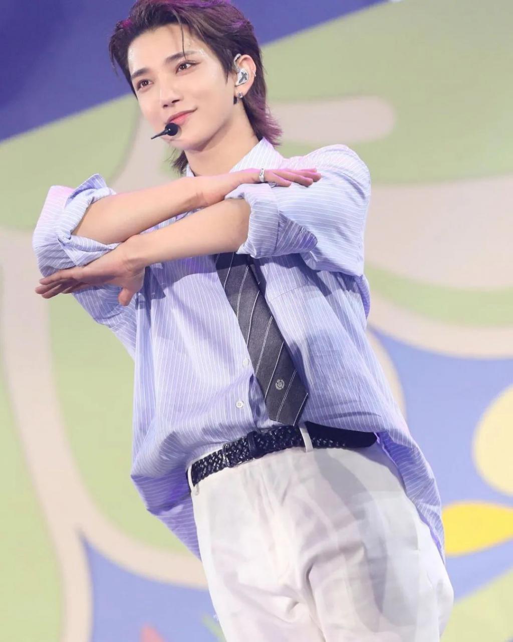 人气男团成员恋情曝光？竟然无时无刻不在与女友秀恩爱…