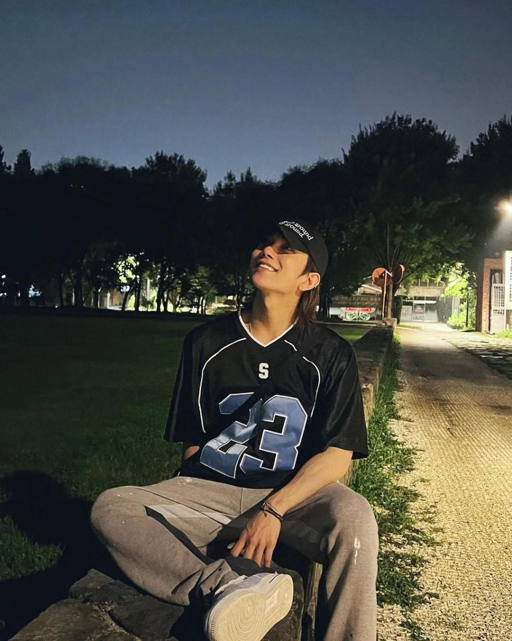 人气男团成员恋情曝光？竟然无时无刻不在与女友秀恩爱…