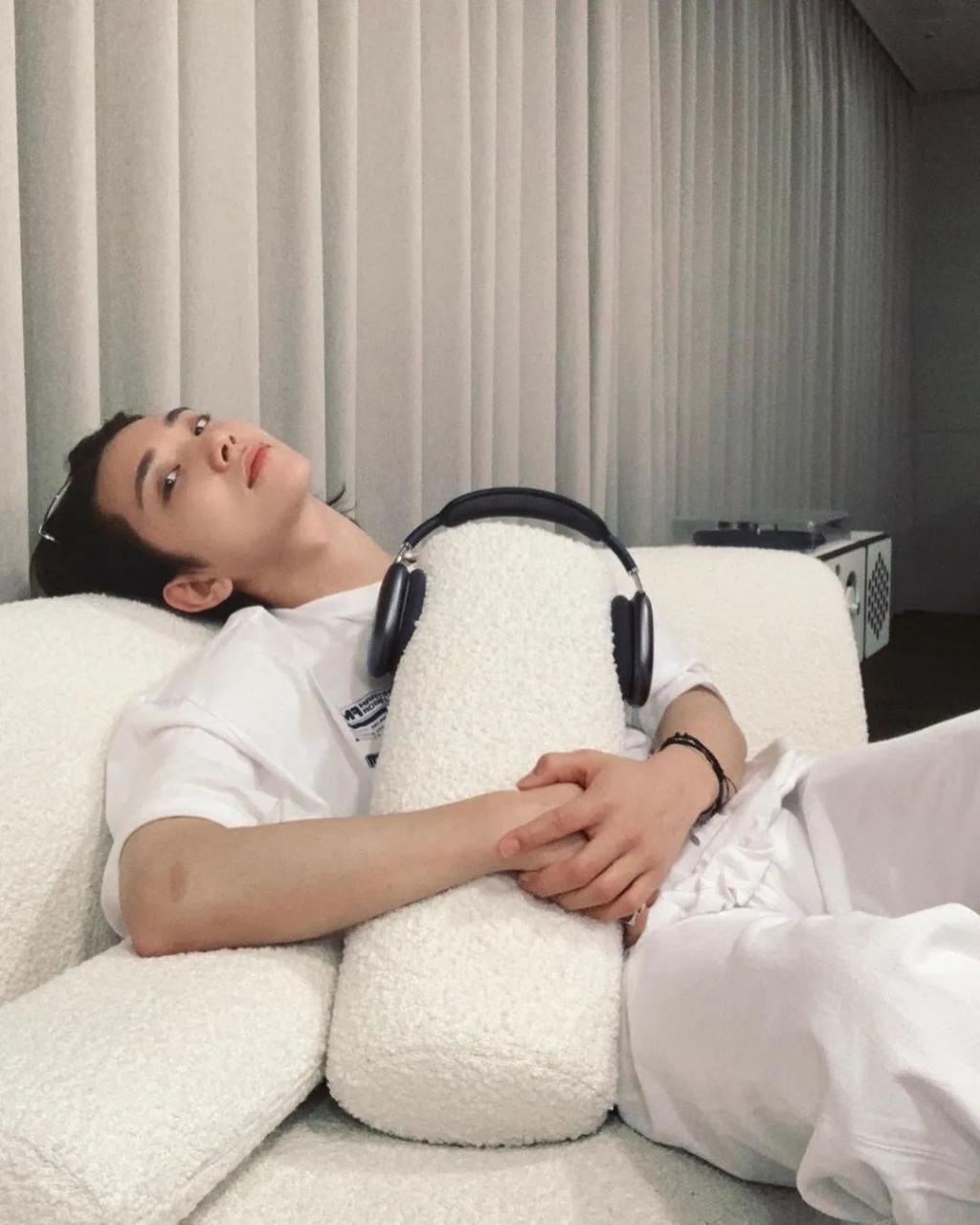 人气男团成员恋情曝光？竟然无时无刻不在与女友秀恩爱…