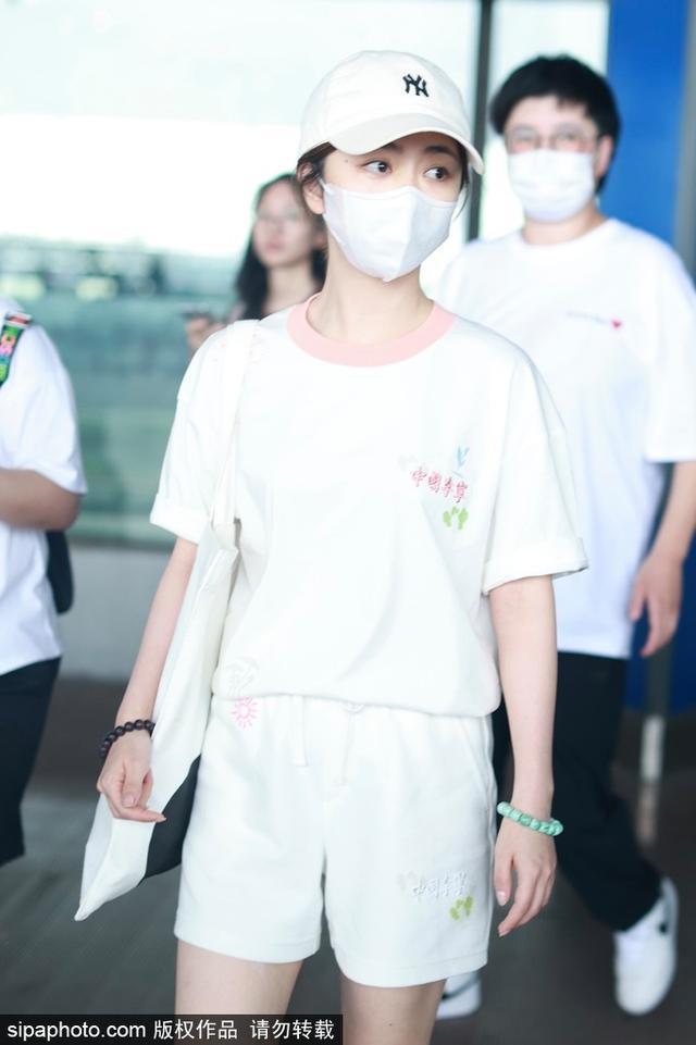谭松韵戴棒球帽穿白色T恤现身机场 元气满满清爽可爱
