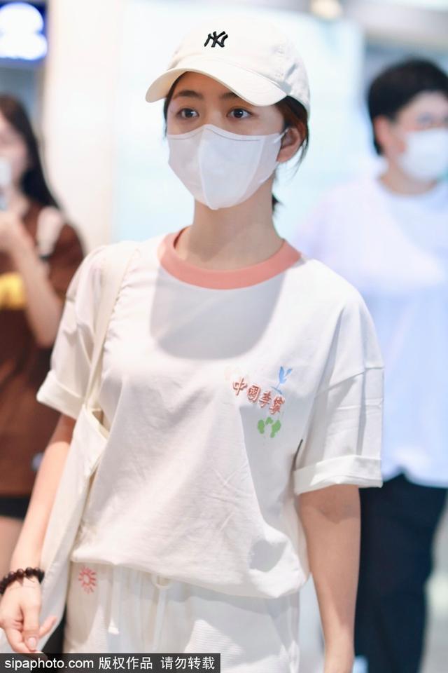 谭松韵戴棒球帽穿白色T恤现身机场 元气满满清爽可爱