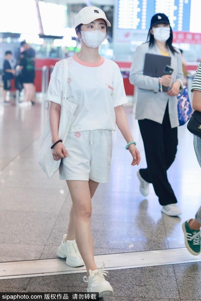 谭松韵戴棒球帽穿白色T恤现身机场 元气满满清爽可爱