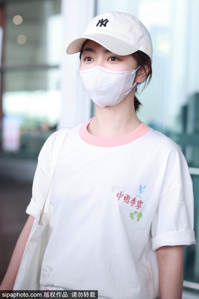 谭松韵戴棒球帽穿白色T恤现身机场 元气满满清爽可爱