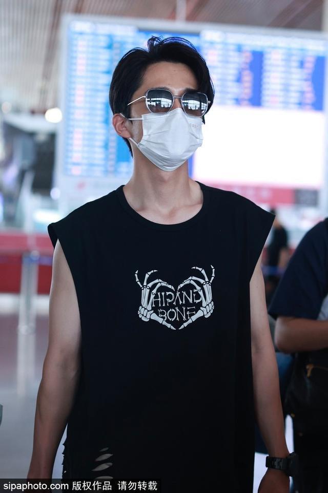 张新成穿黑色无袖T恤搭配现身机场 搭配墨镜酷劲十足