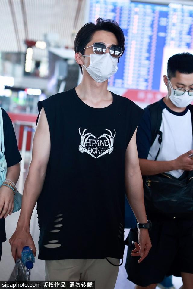 张新成穿黑色无袖T恤搭配现身机场 搭配墨镜酷劲十足