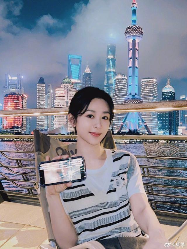 杨紫分享夏夜乘凉随拍 外滩追剧《长相思》惬意悠闲