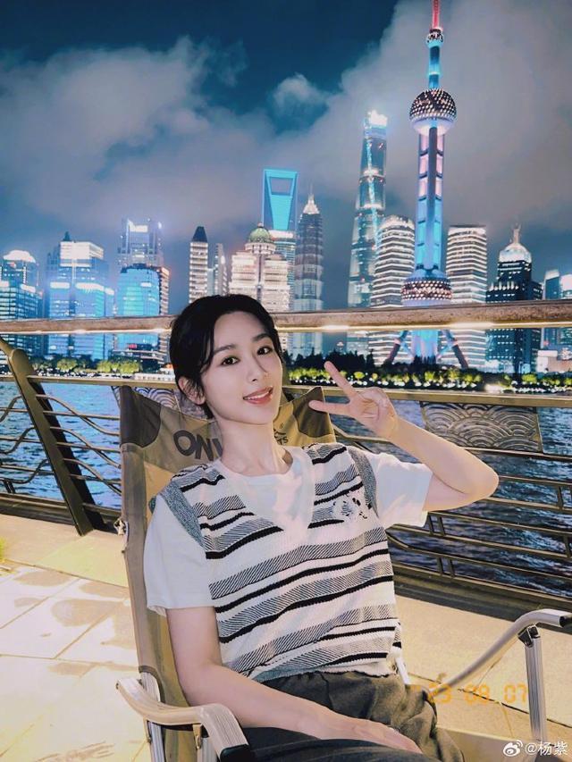 杨紫分享夏夜乘凉随拍 外滩追剧《长相思》惬意悠闲