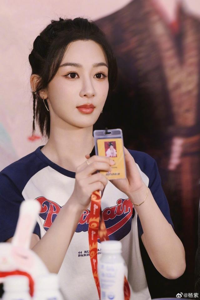 杨紫分享夏夜乘凉随拍 外滩追剧《长相思》惬意悠闲