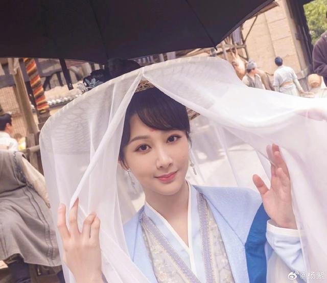 杨紫分享夏夜乘凉随拍 外滩追剧《长相思》惬意悠闲