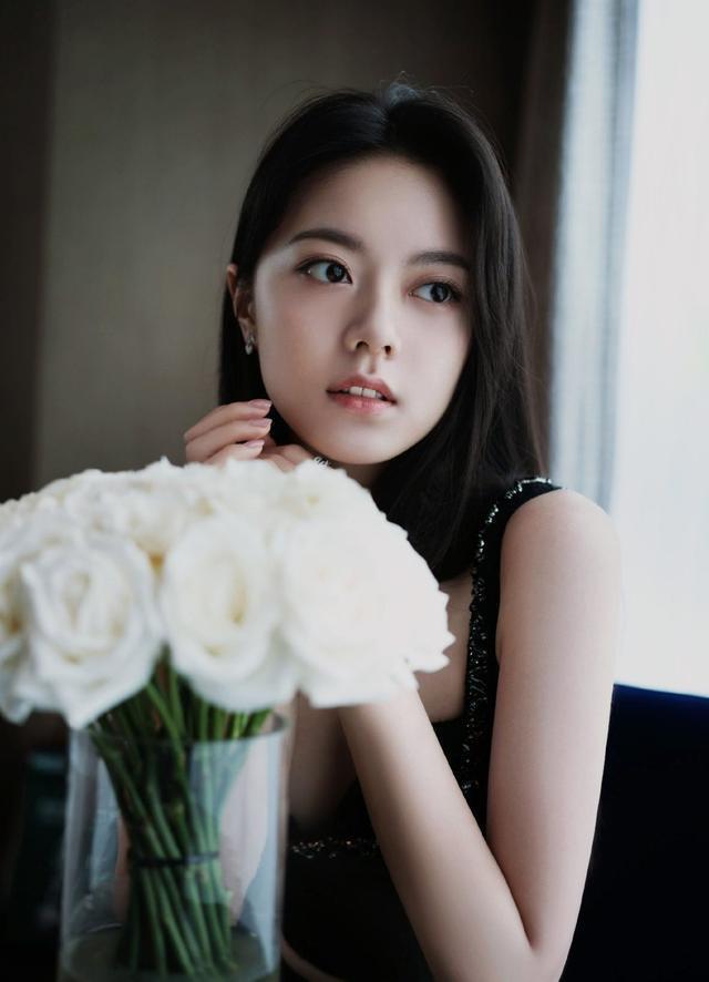 赵今麦纯黑造型化身冷面御女 穿运动背心展现腰肢