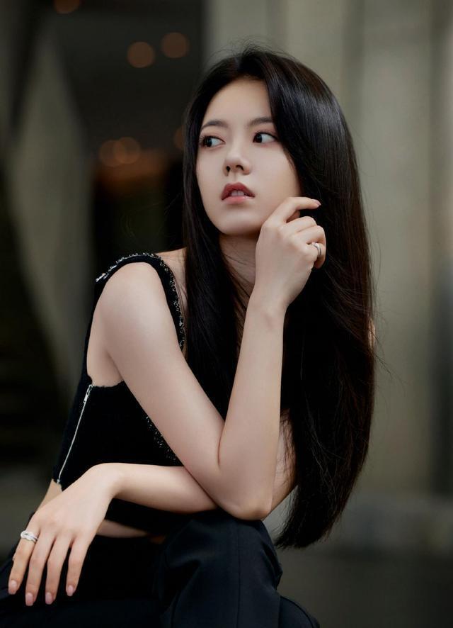 赵今麦纯黑造型化身冷面御女 穿运动背心展现腰肢