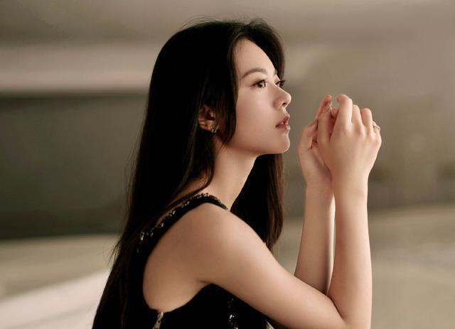赵今麦纯黑造型化身冷面御女 穿运动背心展现腰肢