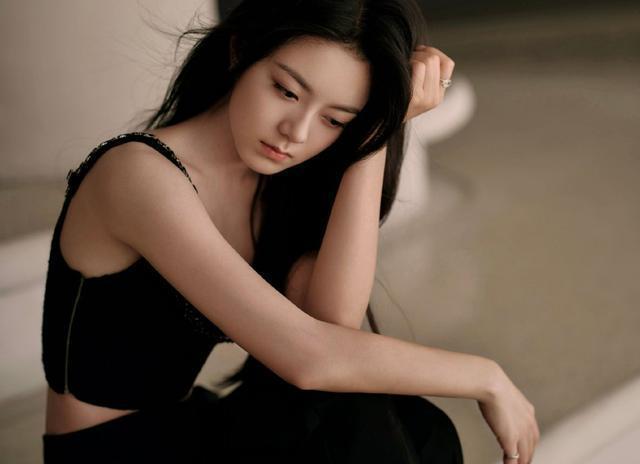 赵今麦纯黑造型化身冷面御女 穿运动背心展现腰肢