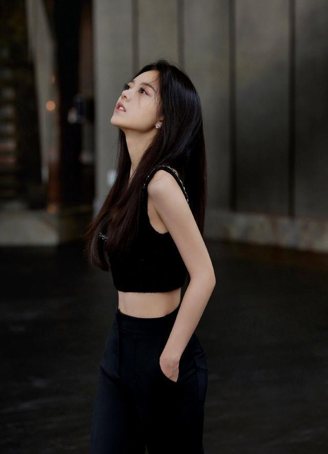 赵今麦纯黑造型化身冷面御女 穿运动背心展现腰肢