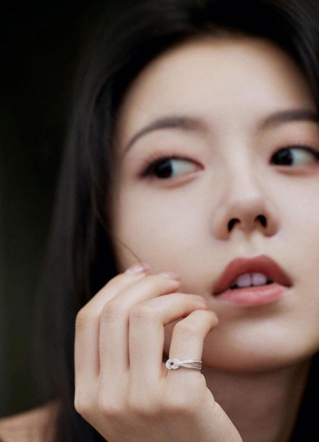 赵今麦纯黑造型化身冷面御女 穿运动背心展现腰肢