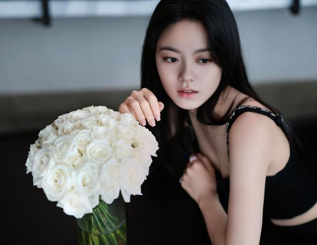 赵今麦纯黑造型化身冷面御女 穿运动背心展现腰肢