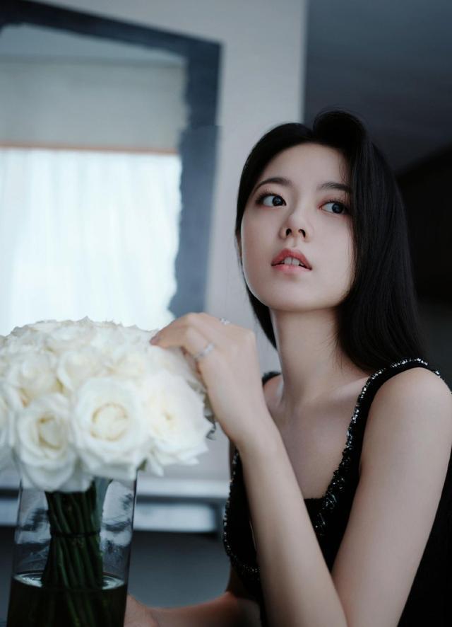 赵今麦纯黑造型化身冷面御女 穿运动背心展现腰肢