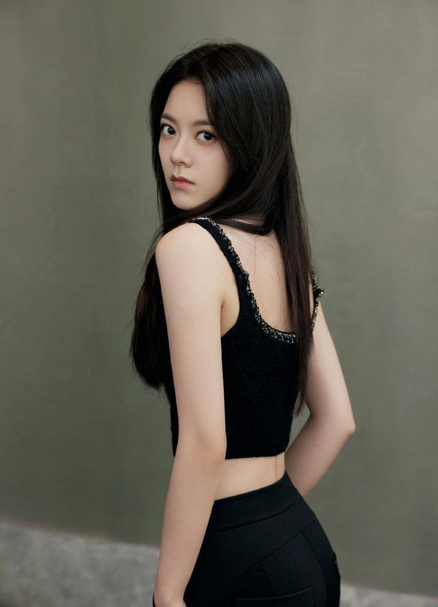 赵今麦纯黑造型化身冷面御女 穿运动背心展现腰肢