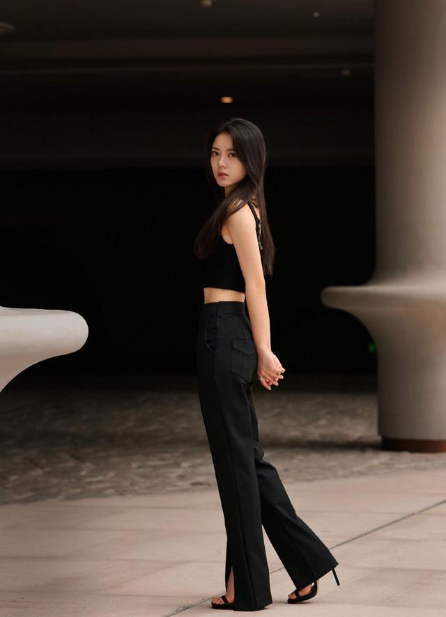 赵今麦纯黑造型化身冷面御女 穿运动背心展现腰肢