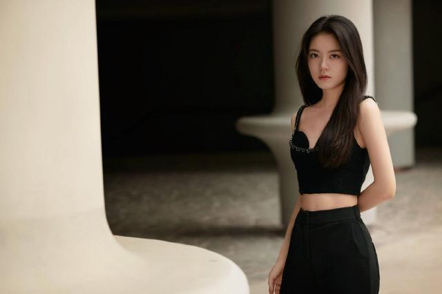 赵今麦纯黑造型化身冷面御女 穿运动背心展现腰肢