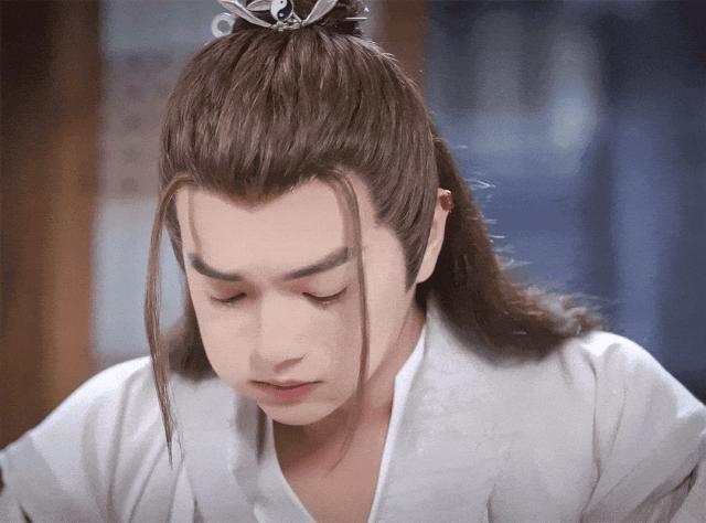 比姬发的胸更值得羡慕的是他的头发