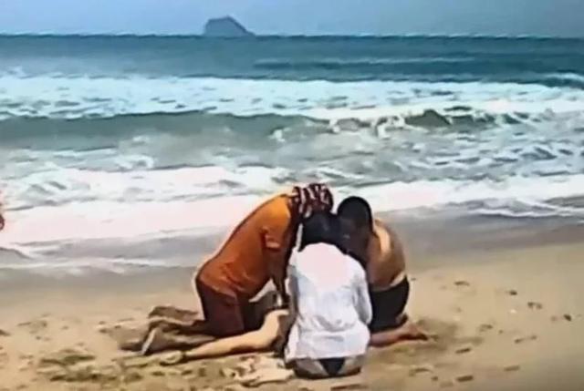 张震岳海边冲浪遇游客溺水 帮忙CPR并合力送上救护车