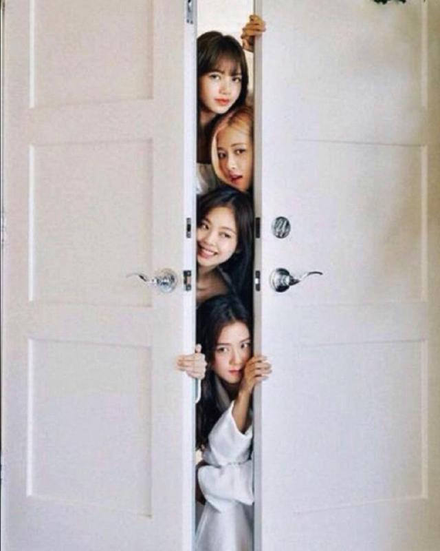 BLACKPINK成团七周年 金智秀朴彩英晒合照感谢粉丝