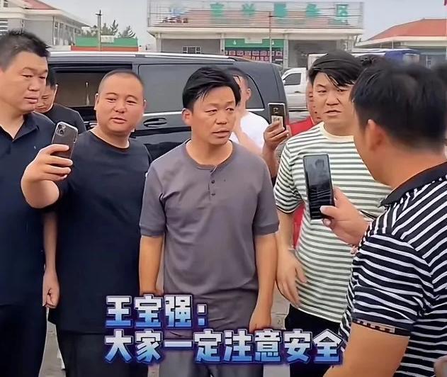 王宝强亲自送6卡车物资驰援河北 2天没睡面露倦容