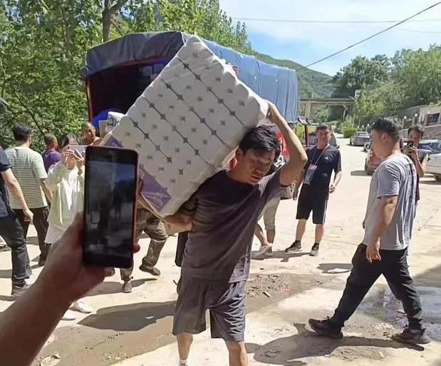 王宝强亲自送6卡车物资驰援河北 2天没睡面露倦容