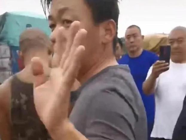 王宝强亲自送6卡车物资驰援河北 2天没睡面露倦容