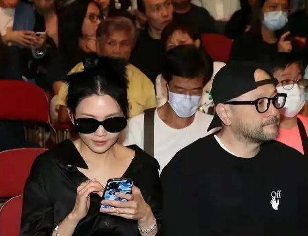 众星现身温拿告别演唱会 邱淑贞气质瞩目叶童笑容亲和
