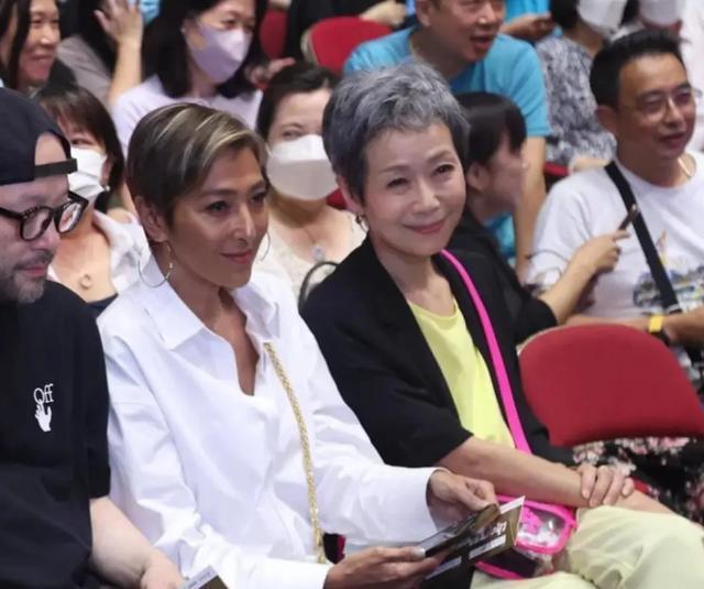 众星现身温拿告别演唱会 邱淑贞气质瞩目叶童笑容亲和