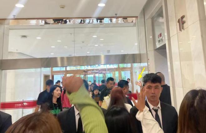 章子怡风波后露面下巴长到变形，踩10cm恨天高险站不稳