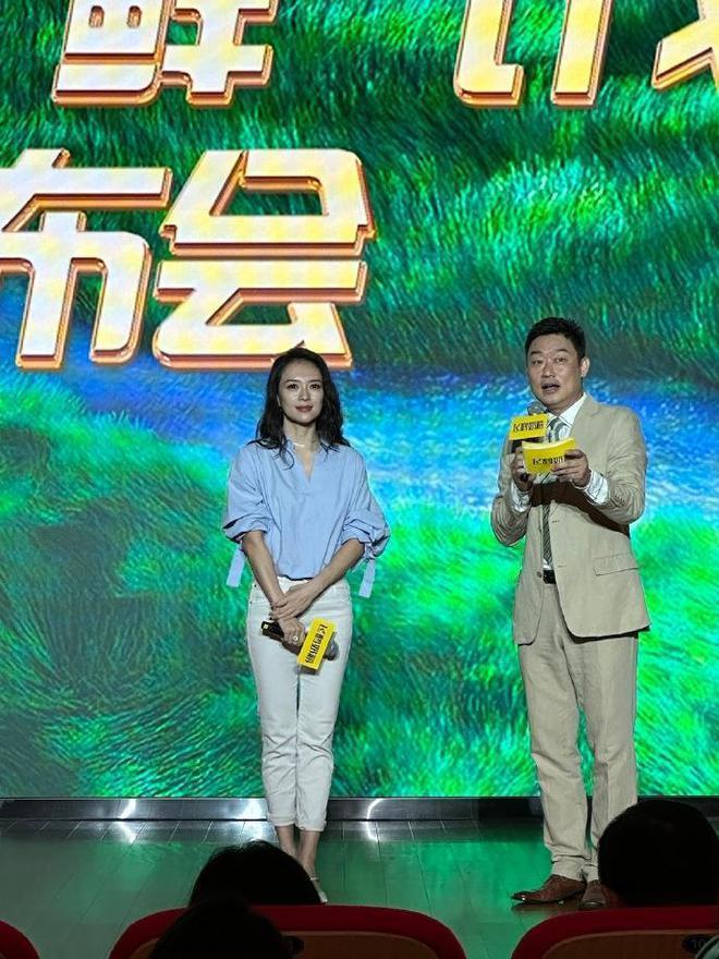 章子怡风波后露面下巴长到变形，踩10cm恨天高险站不稳