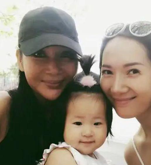 张咪女儿和丈夫离婚，男方自述是因为钱，将共同抚养女儿