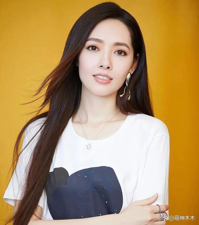 郭碧婷复工状态引热议，身材发福像向太，千元长裙输给模特