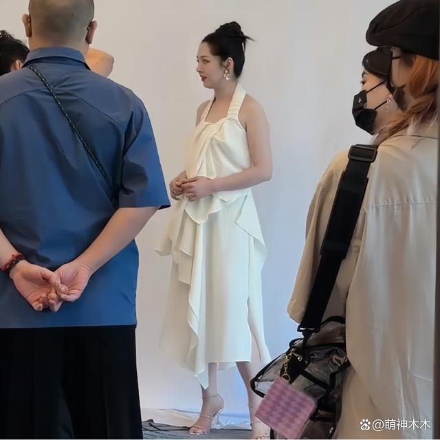 郭碧婷复工状态引热议，身材发福像向太，千元长裙输给模特