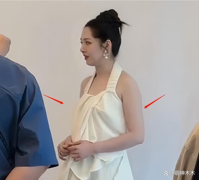 郭碧婷复工状态引热议，身材发福像向太，千元长裙输给模特