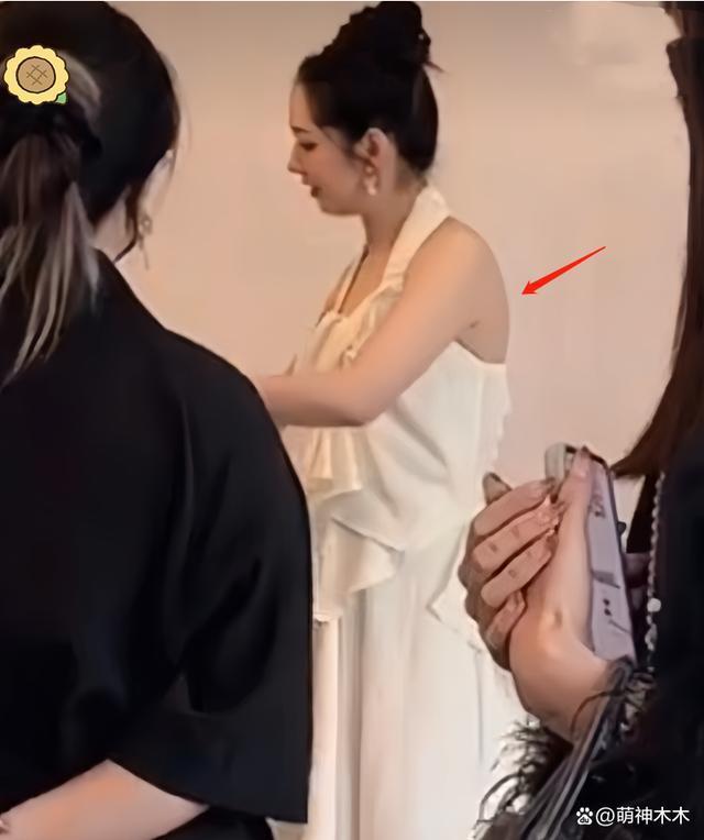 郭碧婷复工状态引热议，身材发福像向太，千元长裙输给模特