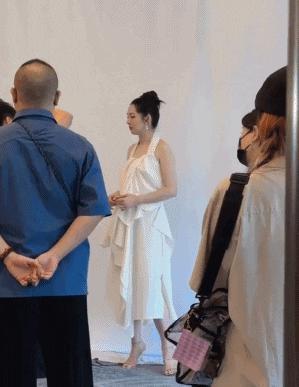 郭碧婷复工状态引热议，身材发福像向太，千元长裙输给模特