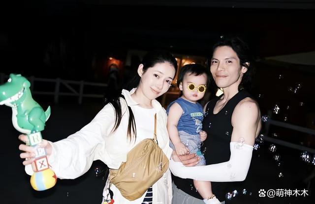 郭碧婷复工状态引热议，身材发福像向太，千元长裙输给模特