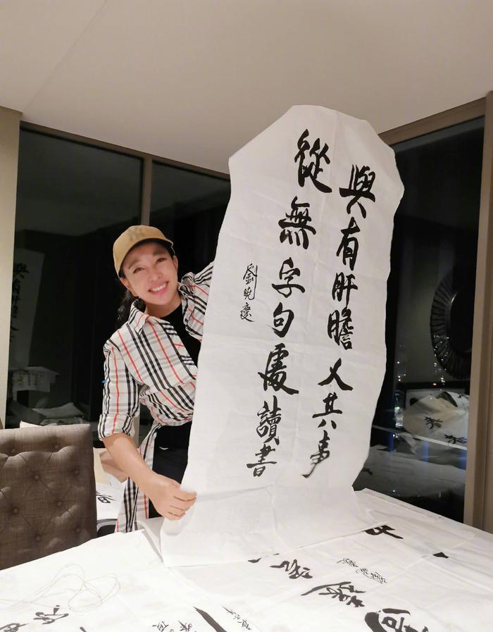 重振丫头教！71岁刘晓庆，返老还童…