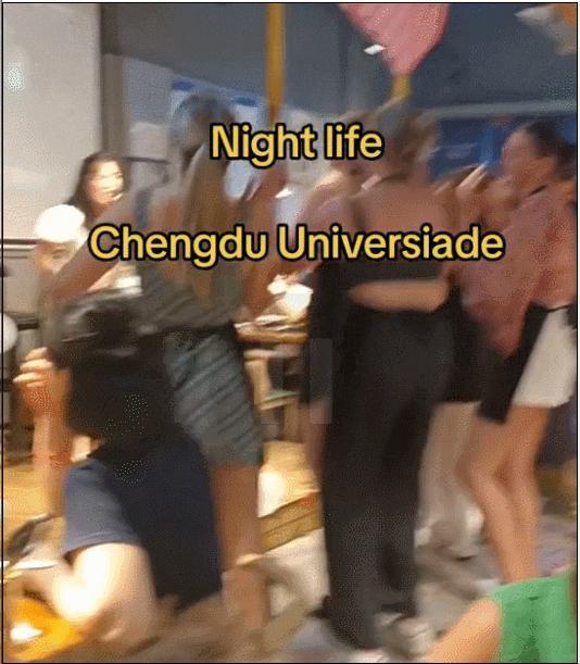 外国运动员在成都吃火锅学划拳看熊猫，网友：你们是来旅游的